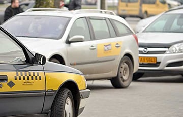 В Орше выстроилась колонна такси, украшенных шарами и лентами