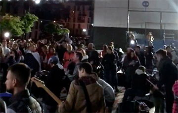 Жители Новой Боровой собрались во дворе и поют песни