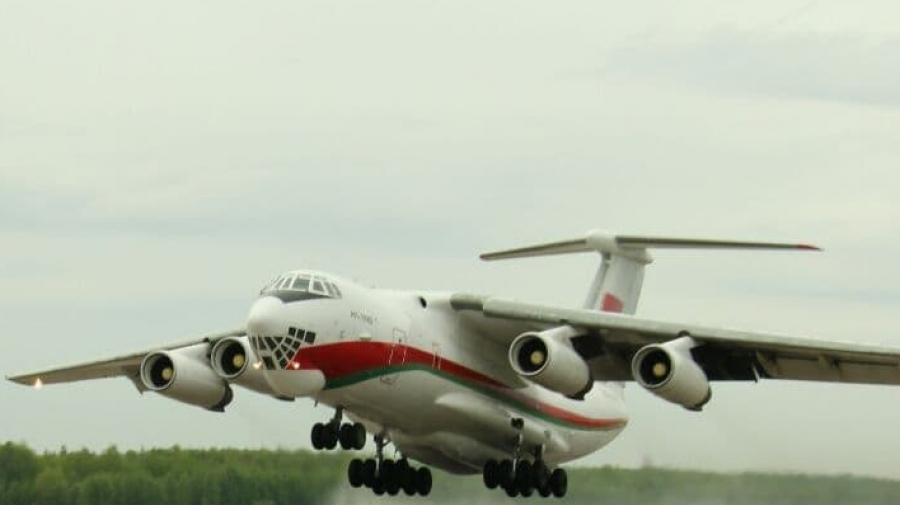 За вакциной от коронавируса из Беларуси вылетел военный самолет в Пекин