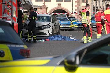 В центре Лейпцига автомобиль въехал в толпу людей
