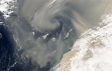 Из Сахары вышло огромное облако пыли: фотофакт