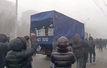 В Алматы протестующие захватили спецтехнику и идут к администрации