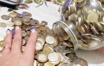 Беларусы устроили эксперимент — полтора года собирали монеты в банку