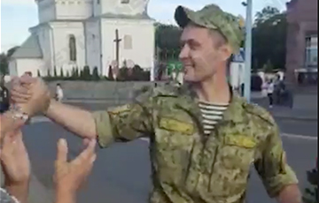 В Сморгони солдат вышел к протестующим с цветами