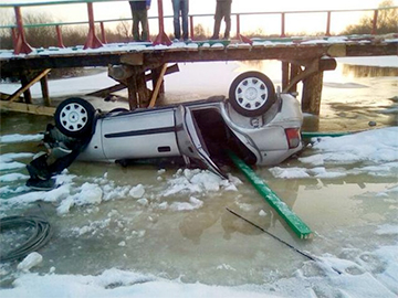 С недавно открытого моста в Житковичском районе упала машина
