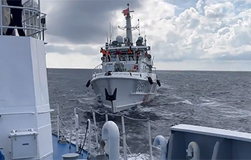 Китайский корабль чуть не протаранил филиппинское судно