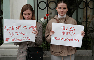 Пикеты проходят у посольства Беларуси в Москве