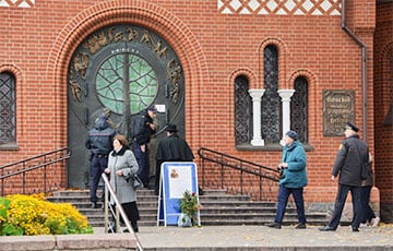 Верующим во главе с ксендзом Владиславом Завальнюком мешали молиться на ступеньках закрытого Красного костела
