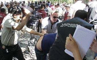Неизвестные охранники избили активиста оппозиции