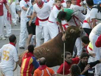 На фестивале в Испании бык убил человека