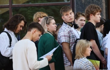 В Минске абитуриенты выстроились в длинную очередь
