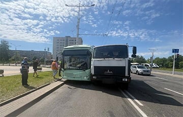 Грузовик врезался в троллейбус в Минске