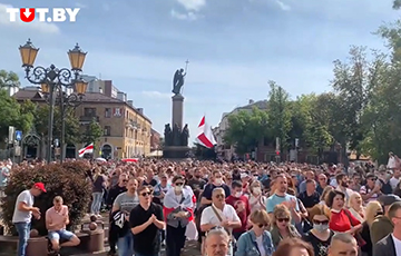 Тысячи брестчан идут по Советской с национальными флагами