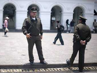 Полицейским и военнослужащим Эквадора подняли зарплату после бунта
