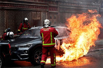 Французы сожгли более 800 автомобилей в новогоднюю ночь