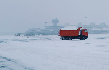 Минский аэропорт засыпает снегом