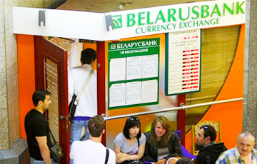 Белорусы массово бросились в обменники