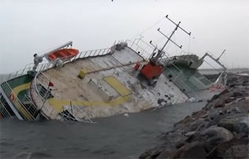 У берегов Стамбула из-за непогоды затонул корабль Видеофакт.