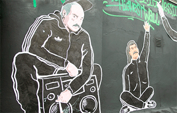 В Вильнюсе нарисовали граффити с Лукашенко и Гитлером в «адидасах»