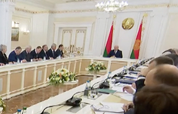 Лукашенко хрипел на чиновников из-за огурцов