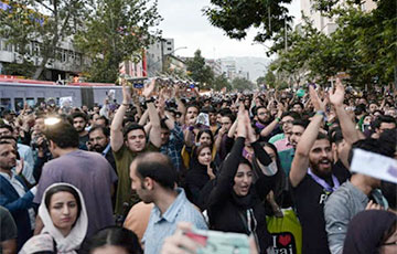 В Иране учителя вышли на протест: видео