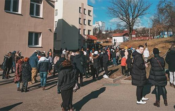 Тысячи людей в центре Минска протестовали против вторжения РФ в Украину