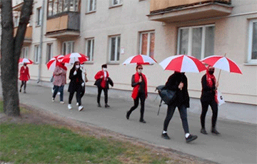Минчанки с бело-красно-белыми зонтами прогулялись по Минску