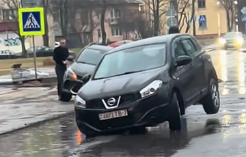 В Минске две легковушки оказались в яме прямо посреди дороги
