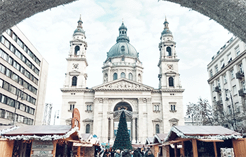 В главной площади Венгрии установили вязаную рождественскую елку