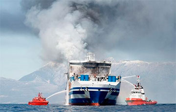 Белорусского дальнобойщика спасли с горящего парома у берегов Греции