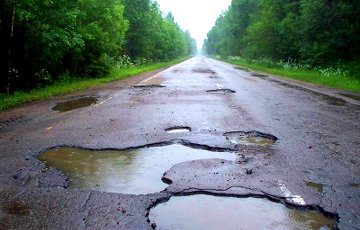 Беларуска добилась компенсации за то, что ее авто угодило колесами в яму