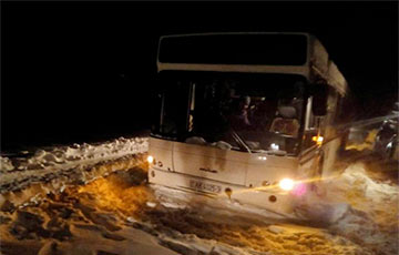 Фотофакт: Под Гомелем спасатели вытаскивали из снега автобусы с сорока пассажирами