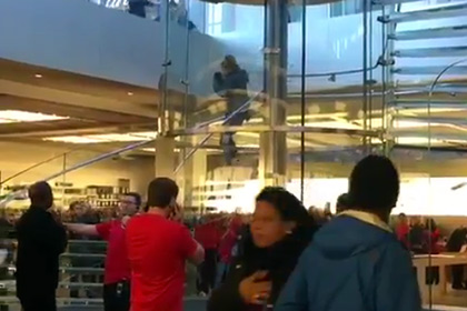 В нью-йоркский Apple Store проник посетитель с мечом