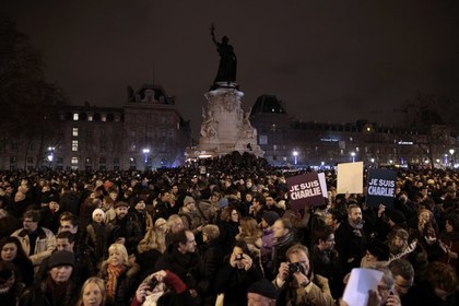 100 тысяч французов вышли на митинги в знак протеста против теракта в Париже