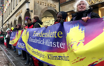 В Германии 20 тысяч человек выстроились в цепь в поддержку Украины