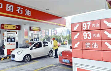 Китай резко снижает цены на бензин из-за падения цен на нефть