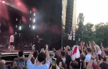 Видеофакт: В Киеве скандируют «Жыве Беларусь!» во время выступления Nizkiz