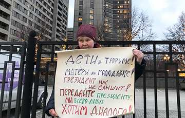 Российские матери окружили пикетами здание, где пройдет пресс-конференция Путина