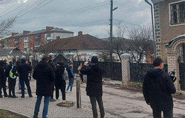Возле храма в Хмельницком, где промосковитские попы напали на бойца ВСУ, собираются люди