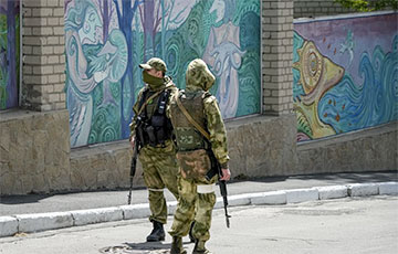 Видеофакт: Московитские солдаты избивают битой закованного в наручники сослуживца