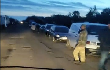 На Донбассе убегающие московиты и коллаборанты устроили очередь на границе с РФ