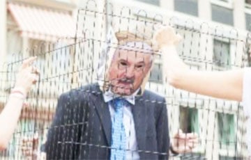 Проханов: Лукашенко чувствует, что ему готовят Гаагу, железную клетку