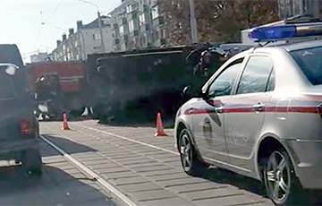Серьезная авария в Витебске: микроавтобус вылетел на тротуар, грузовик опрокинулся