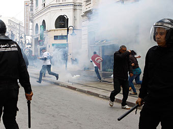 В Тунисе демонстрантов разогнали слезоточивым газом