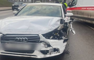 В центре Минска собрался «паровоз» из четырех авто