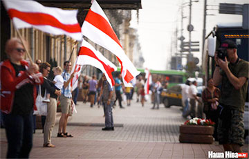 Утро в Минске началось с национальных флагов над городом