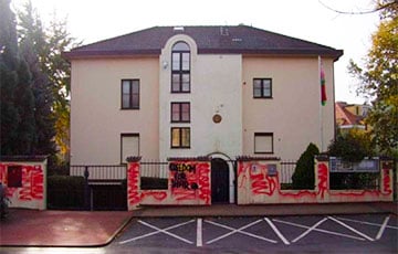 Посольство лукашистов в Праге облили красной краской