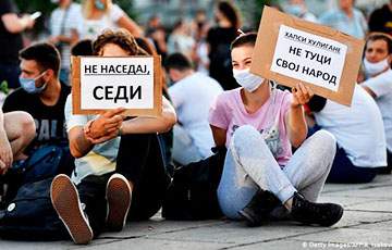В Белграде противники Вучича устроили сидячую демонстрацию