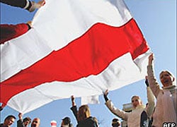 Над диспетчерскими станциями в Минске начали поднимать бело-красно-белые флаги