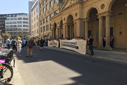 Полсотни протестующих попытались проникнуть в здание Минюста ФРГ в Берлине